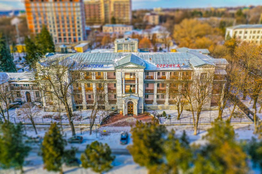 Главный корпус санатория Воронеж в городе Ессентуки - фотография