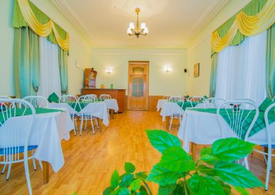 Обеденный зал в санатории Воронеж в городе Ессентуки - фотография