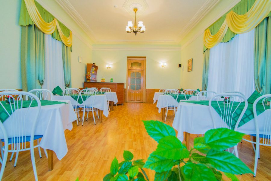 Обеденный зал в санатории Воронеж в городе Ессентуки - фотография