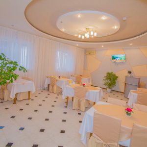 Обеденный зал в санатории Воронеж в городе Ессентуки - фотография