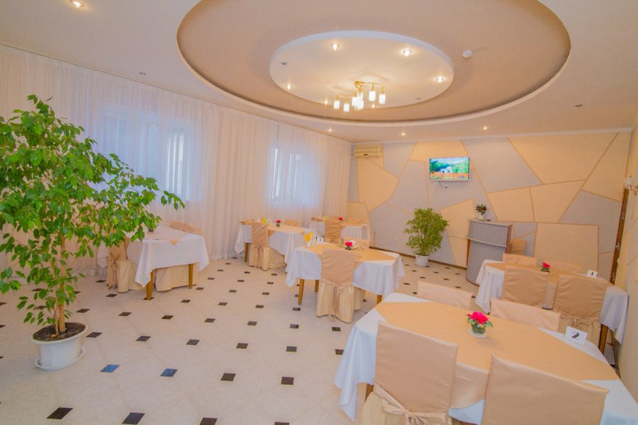 Обеденный зал в санатории Воронеж в городе Ессентуки - фотография