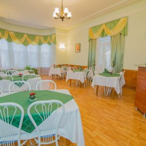 Обеденный зал в санатории Воронеж в городе Ессентуки - фотография