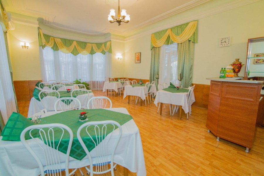 Обеденный зал в санатории Воронеж в городе Ессентуки - фотография