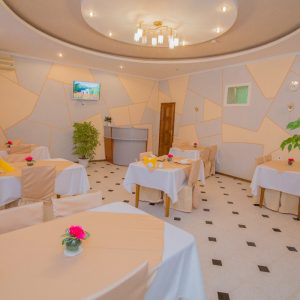 Обеденный зал в санатории Воронеж в городе Ессентуки - фотография