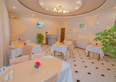 Обеденный зал в санатории Воронеж в городе Ессентуки - фотография