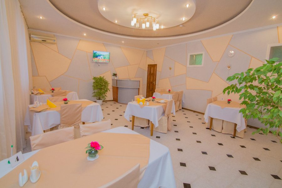 Обеденный зал в санатории Воронеж в городе Ессентуки - фотография