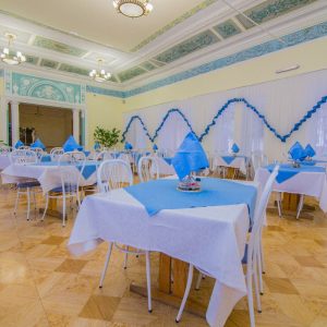 Обеденный зал в санатории Воронеж в городе Ессентуки - фотография