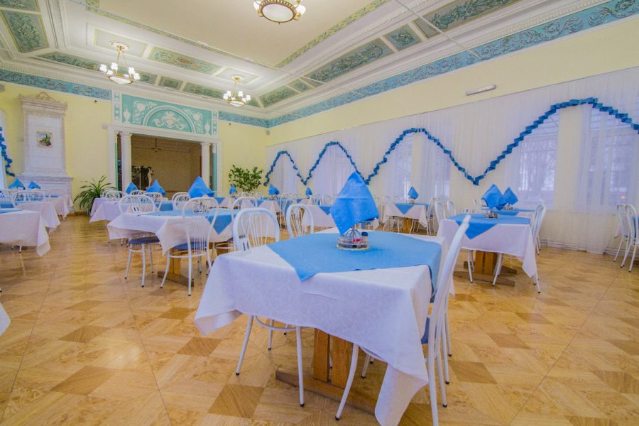 Обеденный зал в санатории Воронеж в городе Ессентуки - фотография