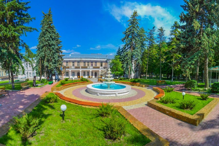 Территория санатория Воронеж в городе Ессентуки - фотография