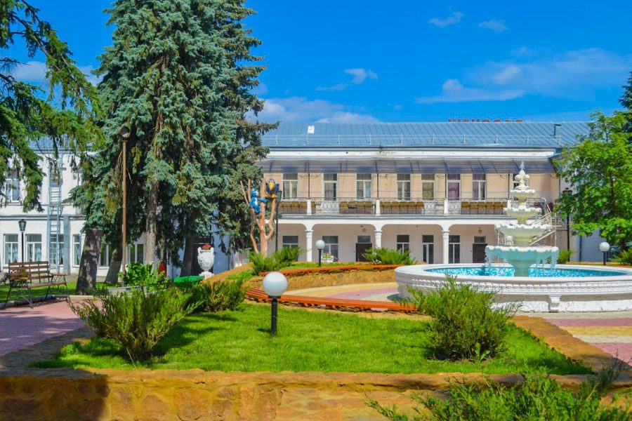 Территория санатория Воронеж в городе Ессентуки - фотография