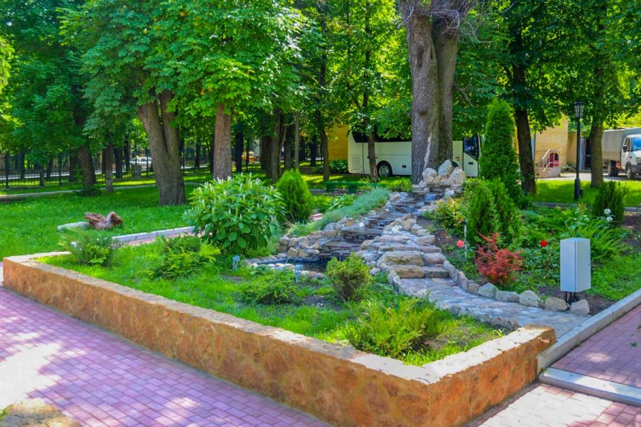 Территория санатория Воронеж в городе Ессентуки - фотография