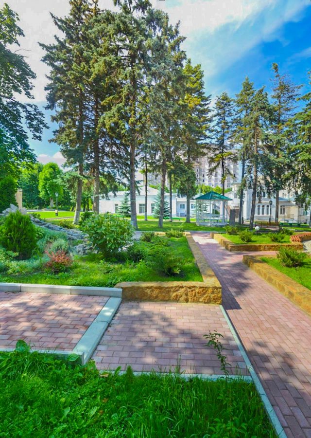 Территория санатория Воронеж в городе Ессентуки - фотография