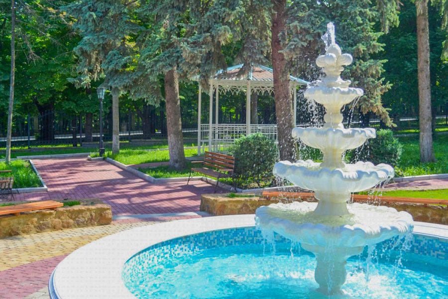 Территория санатория Воронеж в городе Ессентуки - фотография