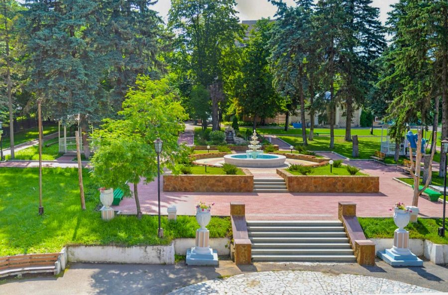 Территория санатория Воронеж в городе Ессентуки - фотография