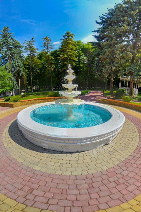 Территория санатория Воронеж в городе Ессентуки - фотография