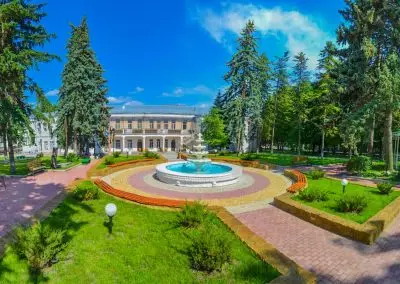 Территория санатория Воронеж в городе Ессентуки - фотография
