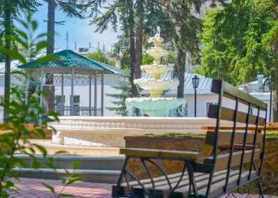 Территория санатория Воронеж в городе Ессентуки - фотография