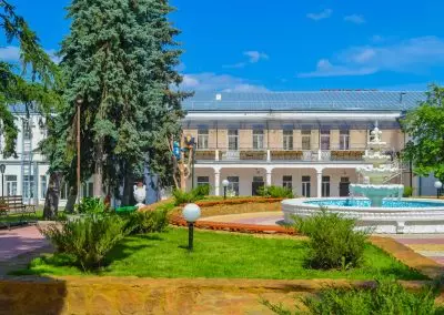 Территория санатория Воронеж в городе Ессентуки - фотография