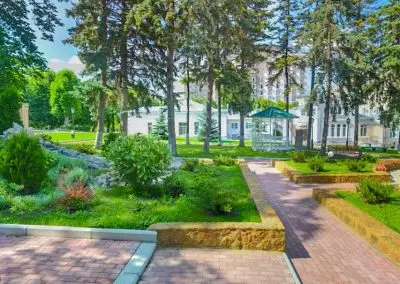 Территория санатория Воронеж в городе Ессентуки - фотография